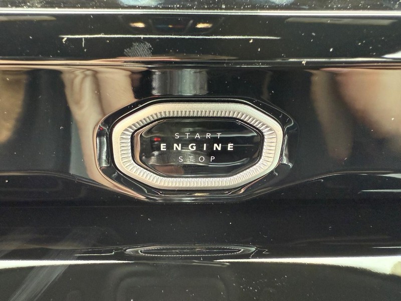 Jeep Grand Cherokee Vehicle Full-screen Gallery Image 24