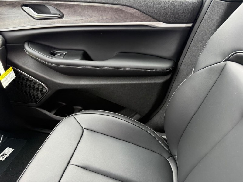 Jeep Grand Cherokee Vehicle Full-screen Gallery Image 28