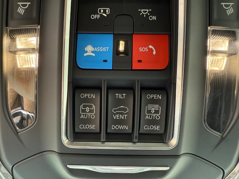 Jeep Grand Cherokee Vehicle Full-screen Gallery Image 29