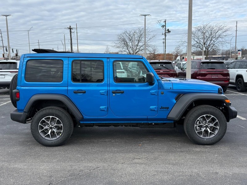 Jeep Wrangler Vehicle Full-screen Gallery Image 2