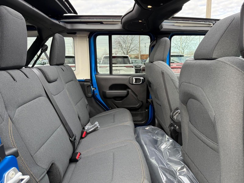 Jeep Wrangler Vehicle Full-screen Gallery Image 11