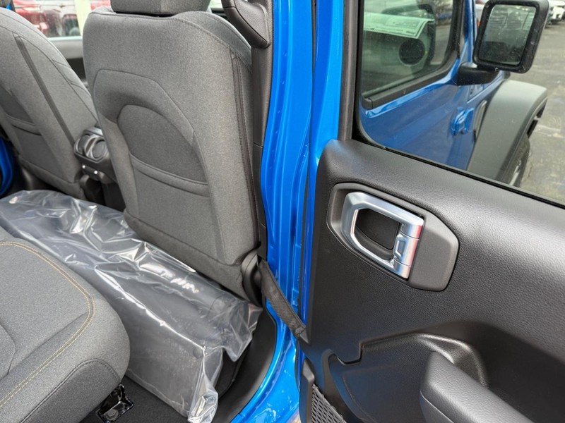 Jeep Wrangler Vehicle Full-screen Gallery Image 12