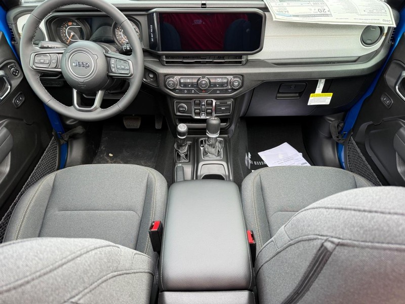 Jeep Wrangler Vehicle Full-screen Gallery Image 13