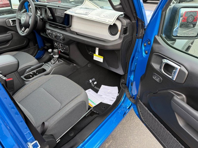 Jeep Wrangler Vehicle Full-screen Gallery Image 16