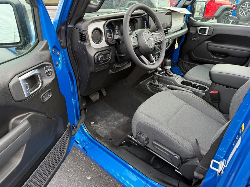 Jeep Wrangler Vehicle Full-screen Gallery Image 18