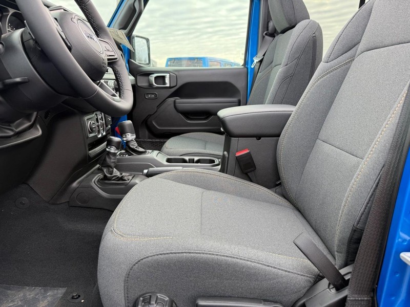 Jeep Wrangler Vehicle Full-screen Gallery Image 19