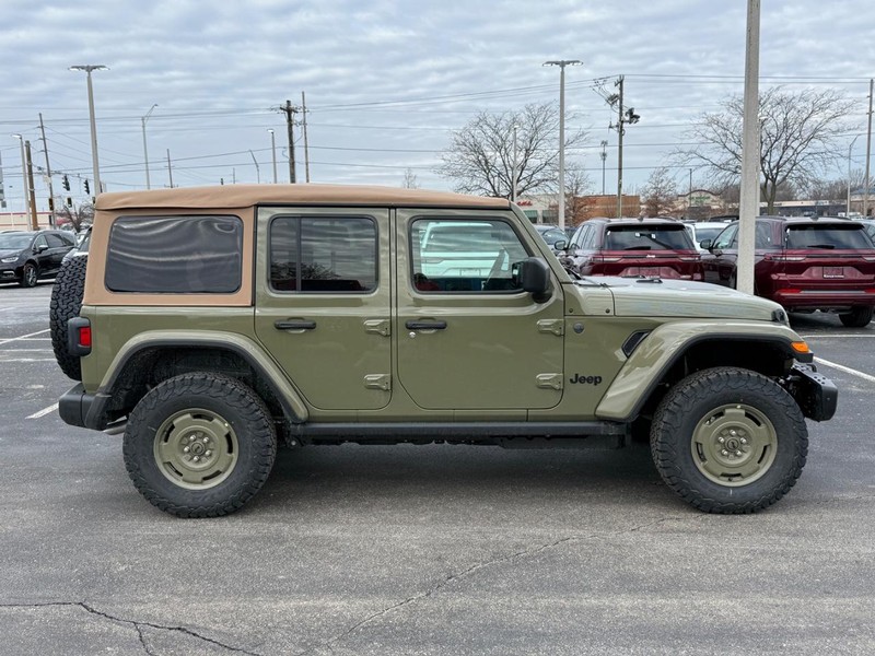Jeep Wrangler Vehicle Full-screen Gallery Image 2