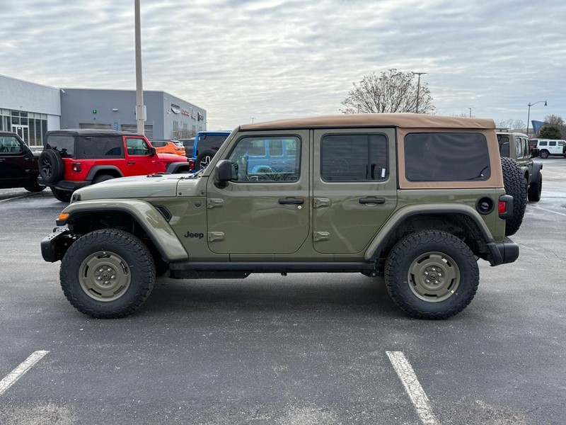 Jeep Wrangler Vehicle Full-screen Gallery Image 8