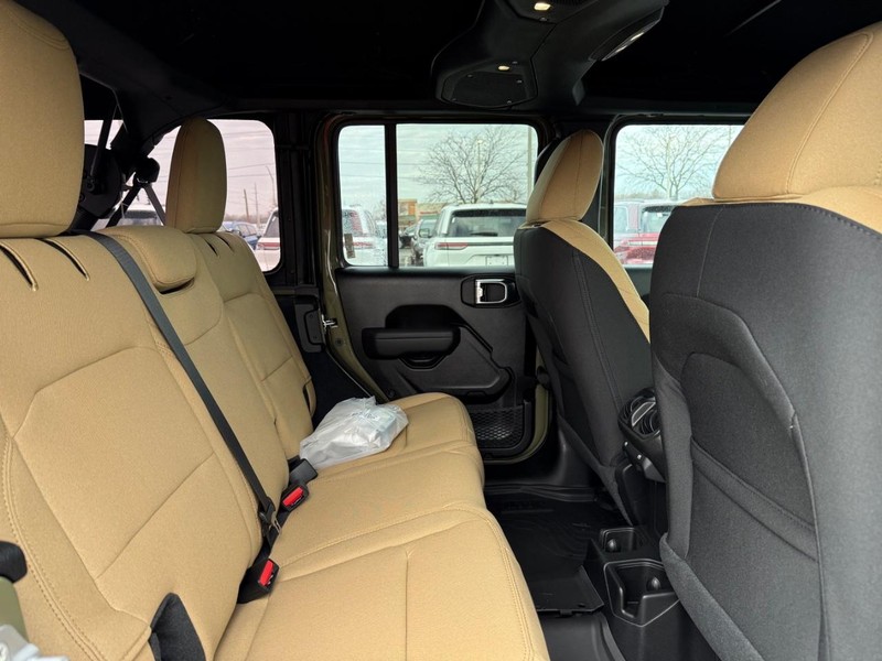 Jeep Wrangler Vehicle Full-screen Gallery Image 11