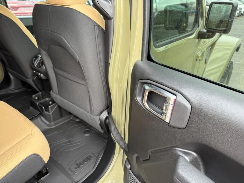 Jeep Wrangler Vehicle Full-screen Gallery Image 12