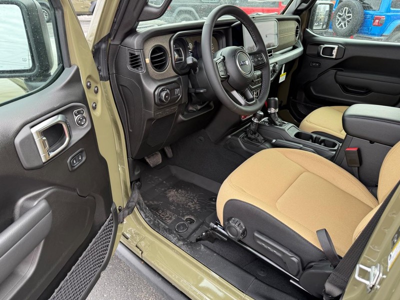 Jeep Wrangler Vehicle Full-screen Gallery Image 17