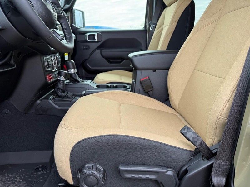 Jeep Wrangler Vehicle Full-screen Gallery Image 18