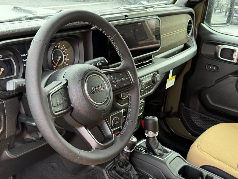 Jeep Wrangler Vehicle Full-screen Gallery Image 19