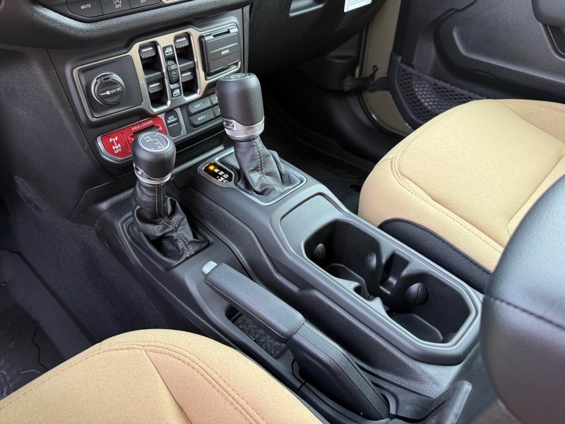 Jeep Wrangler Vehicle Full-screen Gallery Image 27