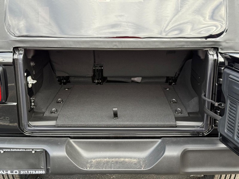 Jeep Wrangler Vehicle Full-screen Gallery Image 7