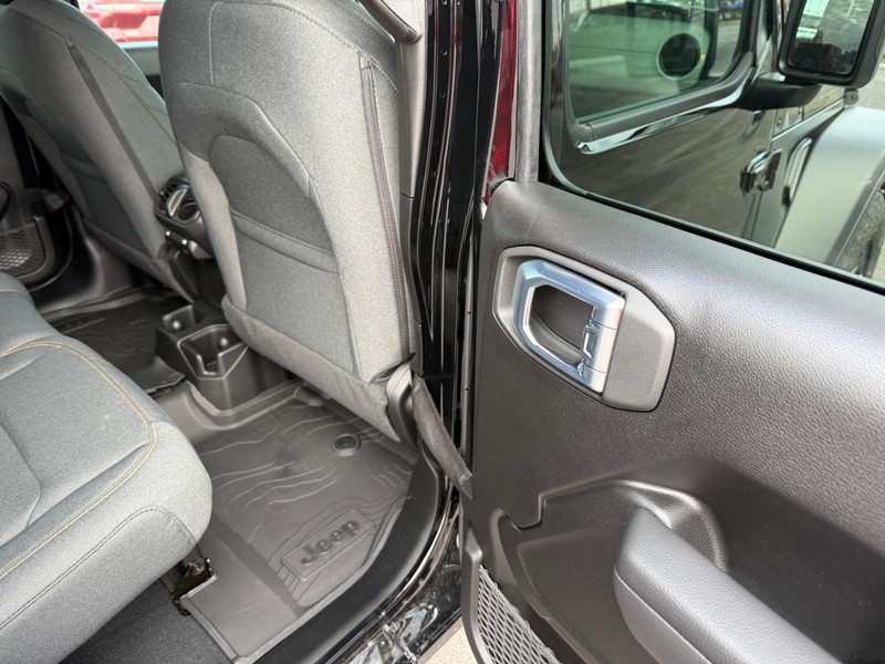 Jeep Wrangler Vehicle Full-screen Gallery Image 12