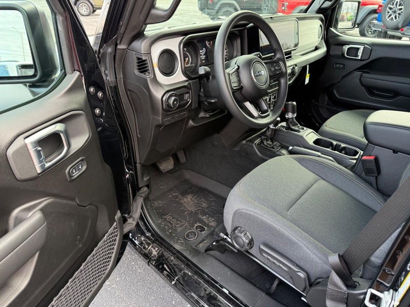 Jeep Wrangler Vehicle Full-screen Gallery Image 17