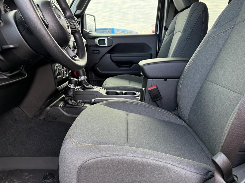 Jeep Wrangler Vehicle Full-screen Gallery Image 18