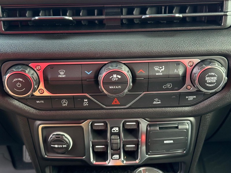 Jeep Wrangler Vehicle Full-screen Gallery Image 25