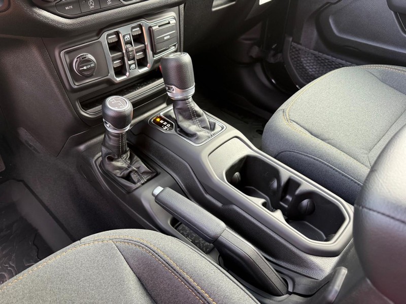 Jeep Wrangler Vehicle Full-screen Gallery Image 26