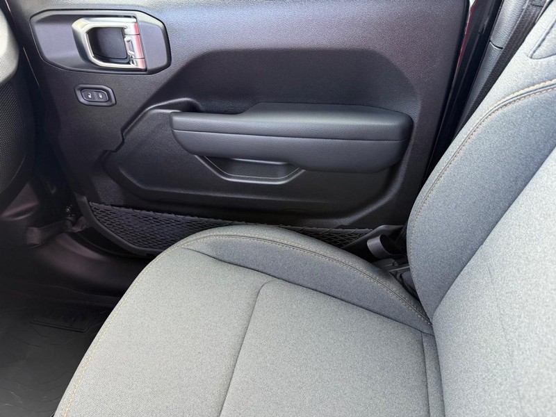 Jeep Wrangler Vehicle Full-screen Gallery Image 27