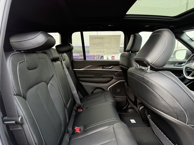 Jeep Grand Cherokee Vehicle Full-screen Gallery Image 12