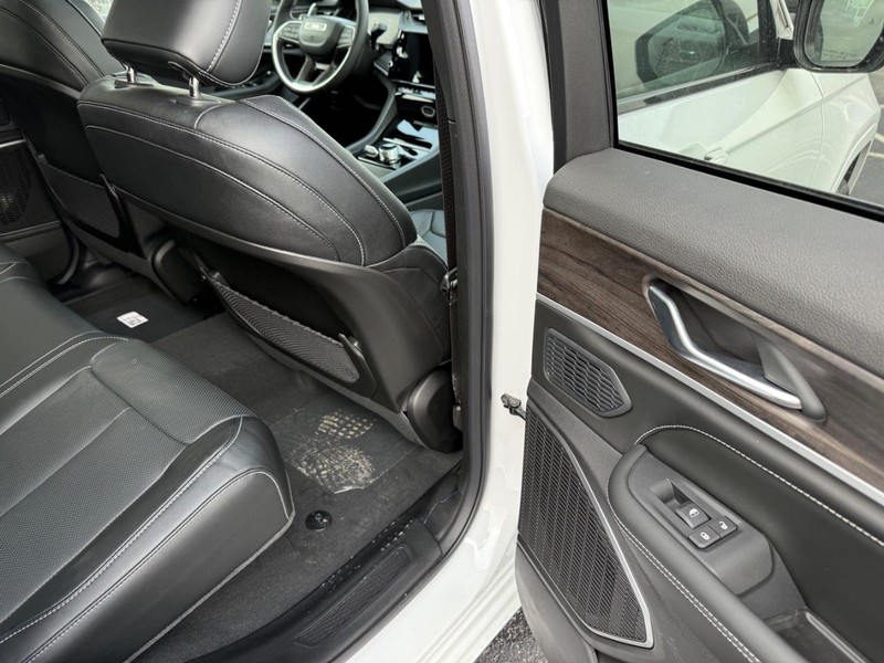 Jeep Grand Cherokee Vehicle Full-screen Gallery Image 13