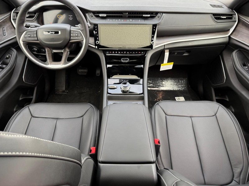 Jeep Grand Cherokee Vehicle Full-screen Gallery Image 15