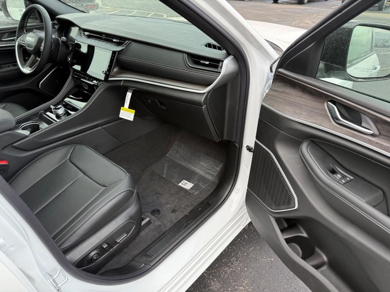 Jeep Grand Cherokee Vehicle Full-screen Gallery Image 17