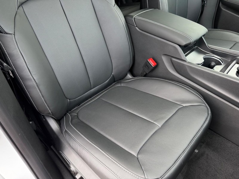 Jeep Grand Cherokee Vehicle Full-screen Gallery Image 18