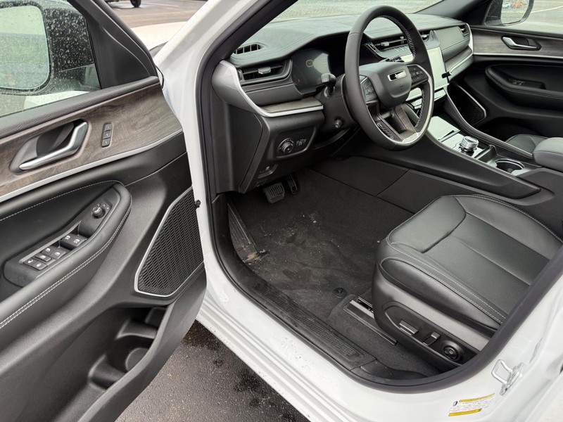 Jeep Grand Cherokee Vehicle Full-screen Gallery Image 19