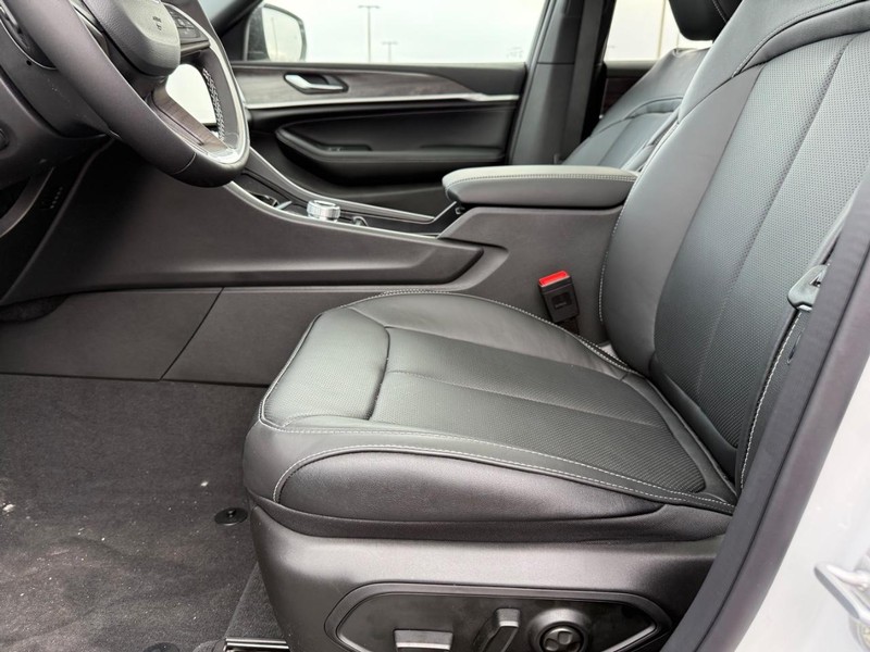 Jeep Grand Cherokee Vehicle Full-screen Gallery Image 20