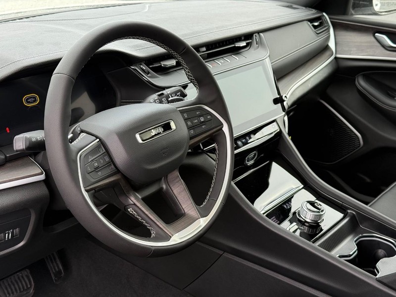 Jeep Grand Cherokee Vehicle Full-screen Gallery Image 21