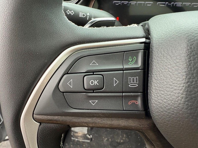 Jeep Grand Cherokee Vehicle Full-screen Gallery Image 22