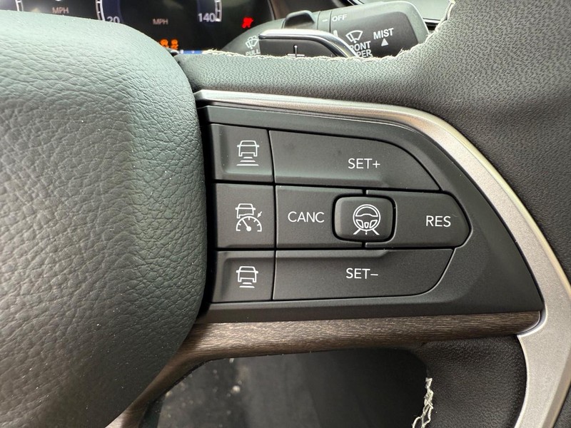 Jeep Grand Cherokee Vehicle Full-screen Gallery Image 23