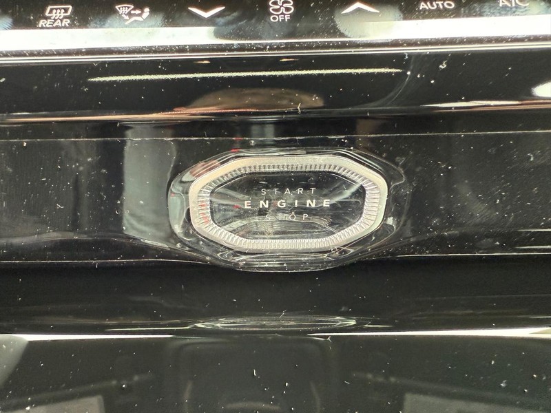 Jeep Grand Cherokee Vehicle Full-screen Gallery Image 24