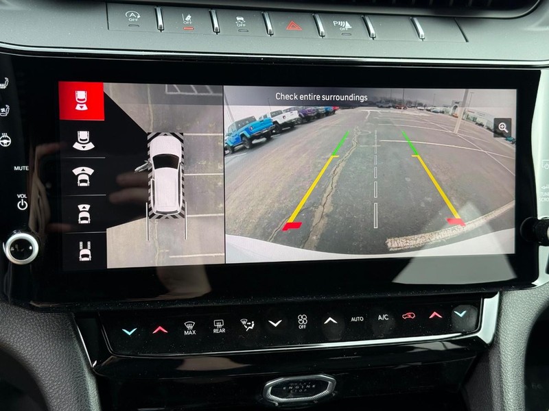 Jeep Grand Cherokee Vehicle Full-screen Gallery Image 26