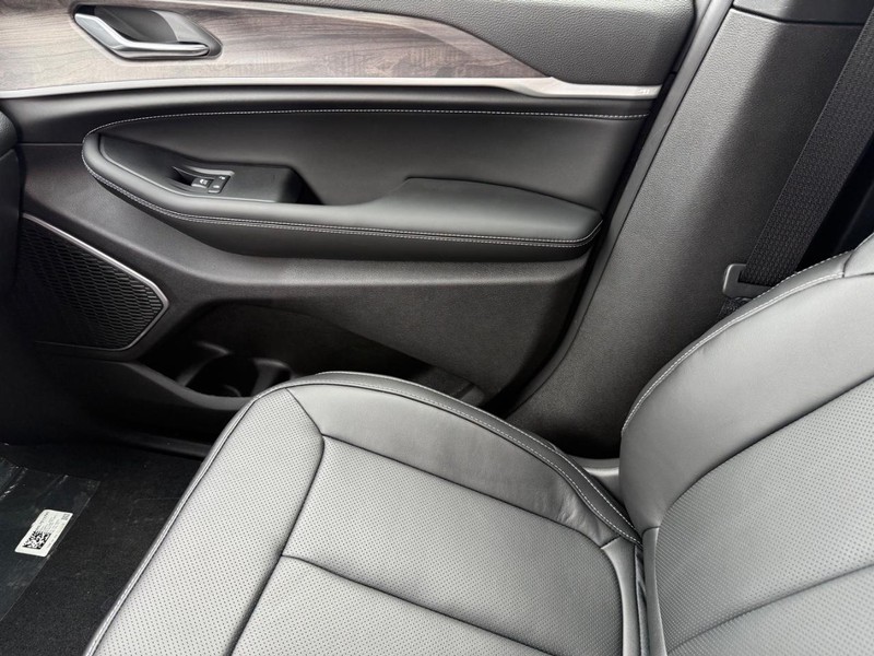 Jeep Grand Cherokee Vehicle Full-screen Gallery Image 28