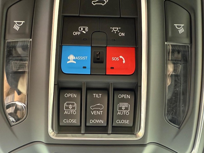 Jeep Grand Cherokee Vehicle Full-screen Gallery Image 29