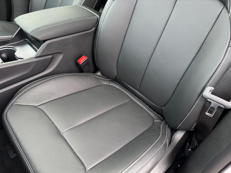 Jeep Grand Cherokee Vehicle Full-screen Gallery Image 32