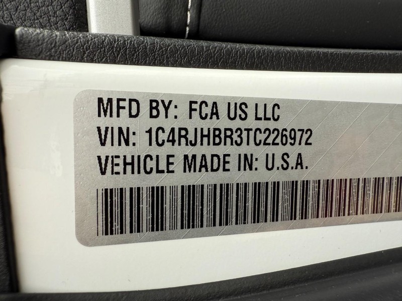 Jeep Grand Cherokee Vehicle Full-screen Gallery Image 33