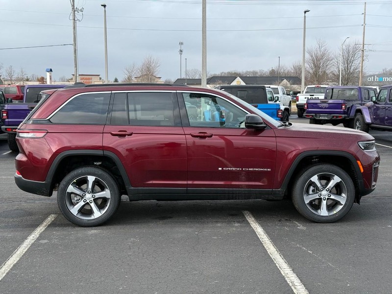 Jeep Grand Cherokee Vehicle Full-screen Gallery Image 2