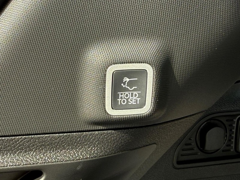 Jeep Grand Cherokee Vehicle Full-screen Gallery Image 8