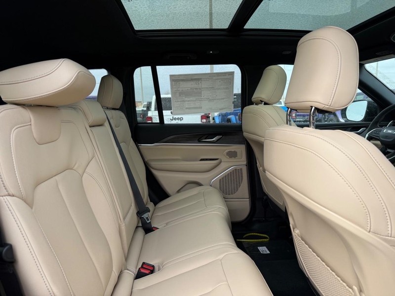 Jeep Grand Cherokee Vehicle Full-screen Gallery Image 12