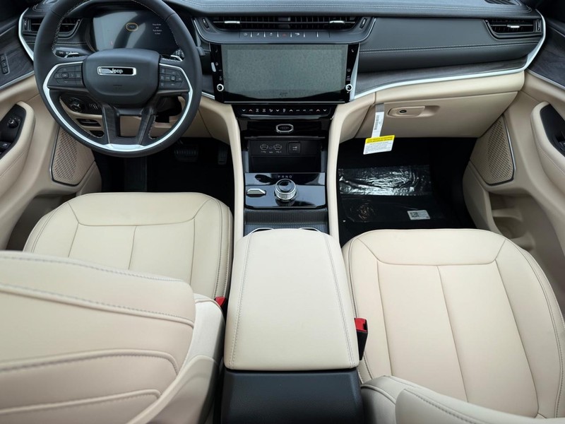 Jeep Grand Cherokee Vehicle Full-screen Gallery Image 15