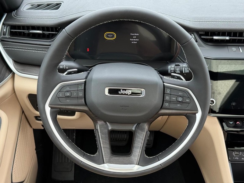 Jeep Grand Cherokee Vehicle Full-screen Gallery Image 16