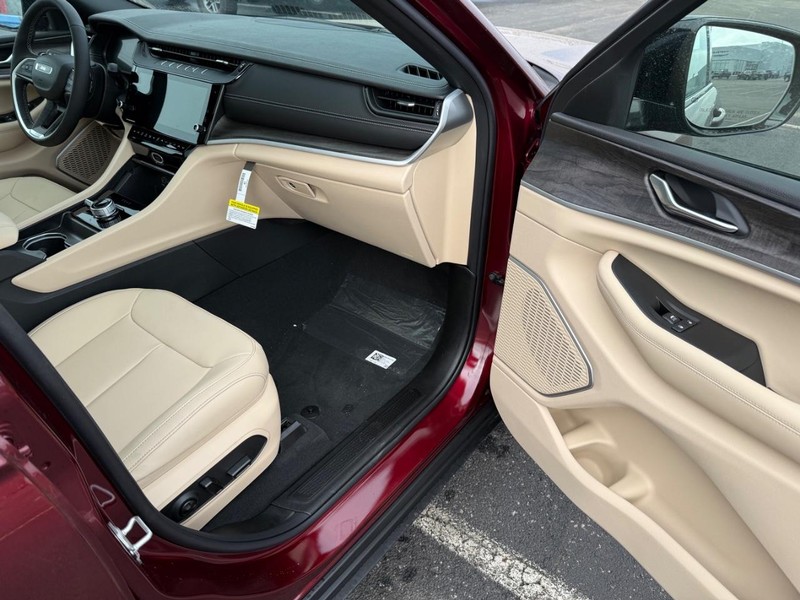 Jeep Grand Cherokee Vehicle Full-screen Gallery Image 17