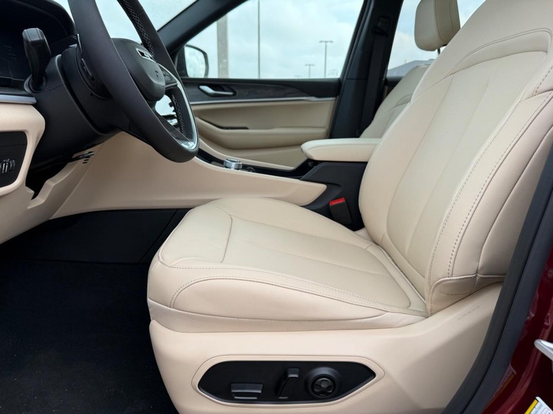 Jeep Grand Cherokee Vehicle Full-screen Gallery Image 20