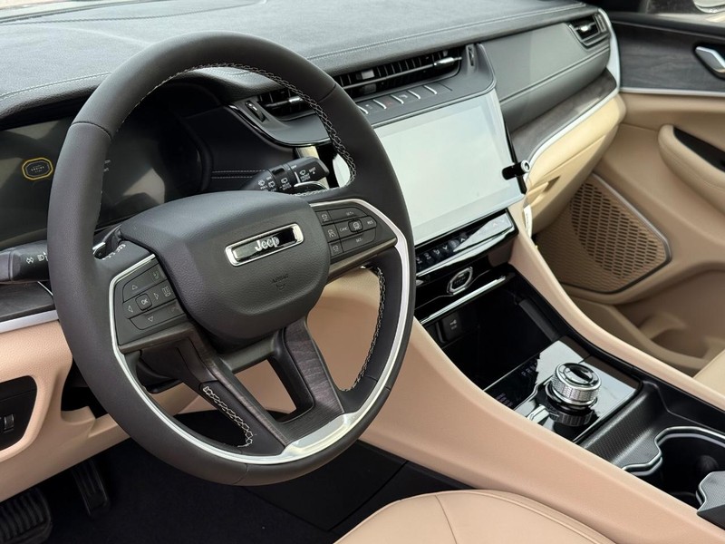 Jeep Grand Cherokee Vehicle Full-screen Gallery Image 21