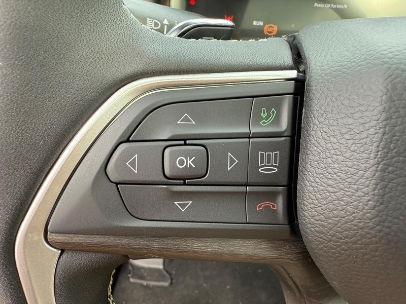 Jeep Grand Cherokee Vehicle Full-screen Gallery Image 22